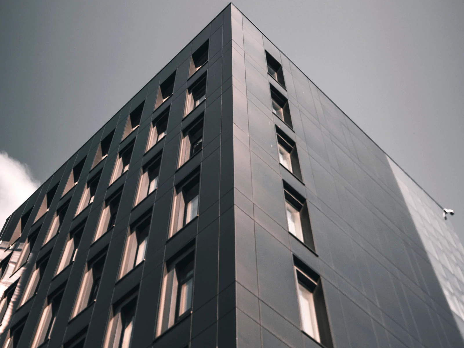 Fassade eines mehrgeschossigen Gewerbegebäudes